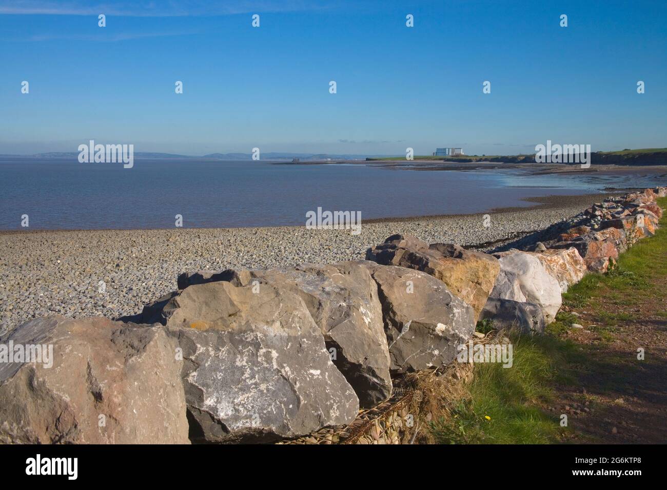 Das Kernkraftwerk Hinkley Point von Lilstock an der Küste von somerset aus gesehen Stockfoto