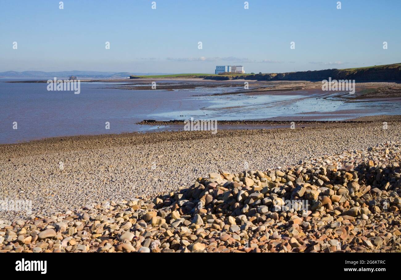 Das Kernkraftwerk Hinkley Point von Lilstock an der Küste von somerset aus gesehen Stockfoto