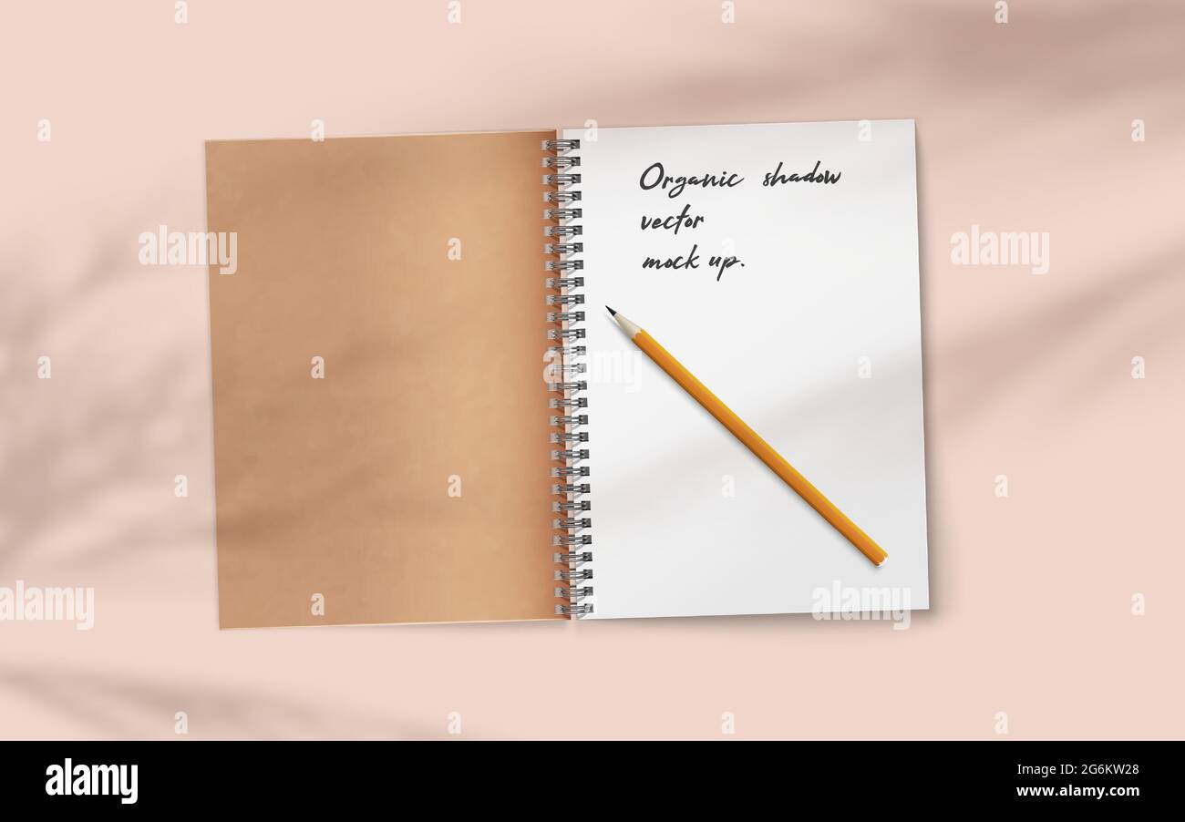 Öffnen Sie ein realistisches Notizbuch mit Bleistift auf einem abstrakten, weichen, zarten beigen Hintergrund, der von einer Pflanze mit fallenden Schatten überzogen wird. Stock Vektor