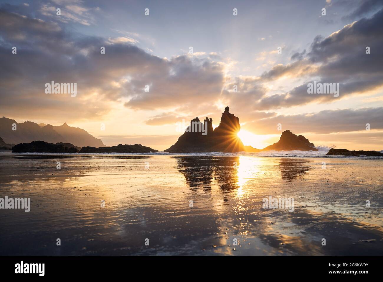 Schöner Blick auf den Strand von Benijo gegen den Himmel bei schönem Sonnenuntergang. Teneriffa, Kanarische Inseln, Spanien. Stockfoto