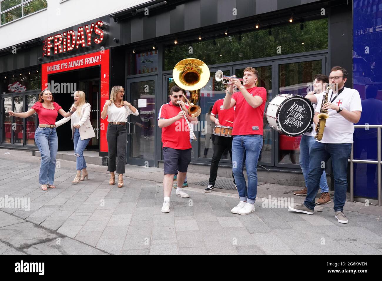 Die anwesenden Bandmitglieder von Atomic Kitten, Natasha Hamilton (links) und Liz McClarnon (Mitte) und das ehemalige Mitglied Jenny Frost (rechts) tanzen zusammen mit der Hyde Park Brass Band vor dem Global Radio in London. Bilddatum: Mittwoch, 7. Juli 2021. Stockfoto