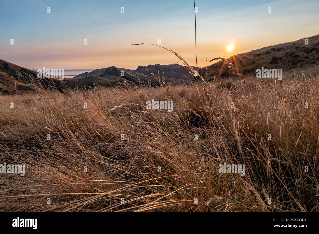 Sonnenaufgang über Porthills, Christchurch, Aotearoa Neuseeland. Die Port Hills sind ein 12 Millionen Jahre altes Überbleibsel des Vulkankrrater Lyttelton. Wind, ra Stockfoto