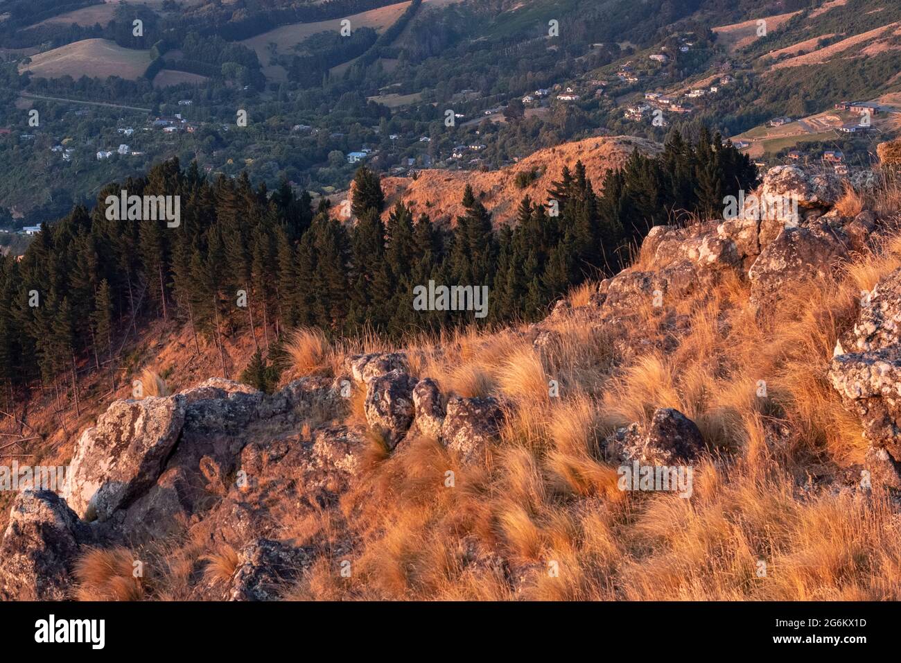 Sonnenaufgang über Porthills, Christchurch, Aotearoa Neuseeland. Die Port Hills sind ein 12 Millionen Jahre altes Überbleibsel des Vulkankrrater Lyttelton. Wind, ra Stockfoto