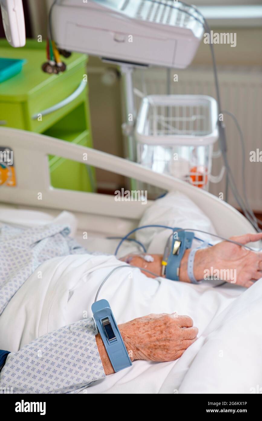 Hände eines Patienten auf einer Station in einem Krankenhaus Stockfoto