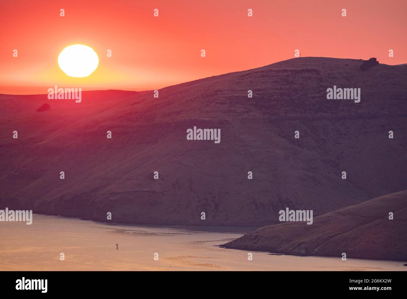 Sonnenaufgang über Porthills, Christchurch, Aotearoa Neuseeland. Die Port Hills sind ein 12 Millionen Jahre altes Überbleibsel des Vulkankrrater Lyttelton. Wind, ra Stockfoto