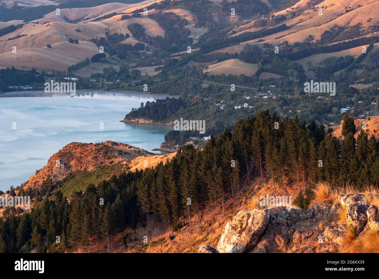 Sonnenaufgang über Porthills, Christchurch, Aotearoa Neuseeland. Die Port Hills sind ein 12 Millionen Jahre altes Überbleibsel des Vulkankrrater Lyttelton. Stockfoto