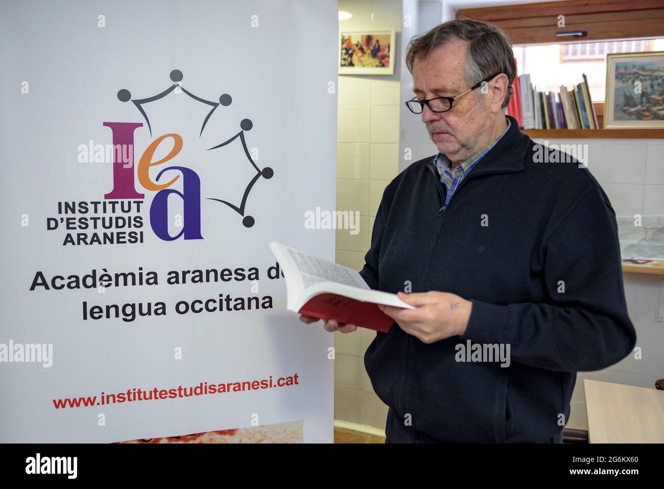 Jusèp Loís Sans Socasau, Präsidentin der Acadèmia Aranesa dera lengua occitana (ehemaliges Institut d'Estudis Aranesi) beim Lesen eines Buches in Aranese (Vielha) Stockfoto