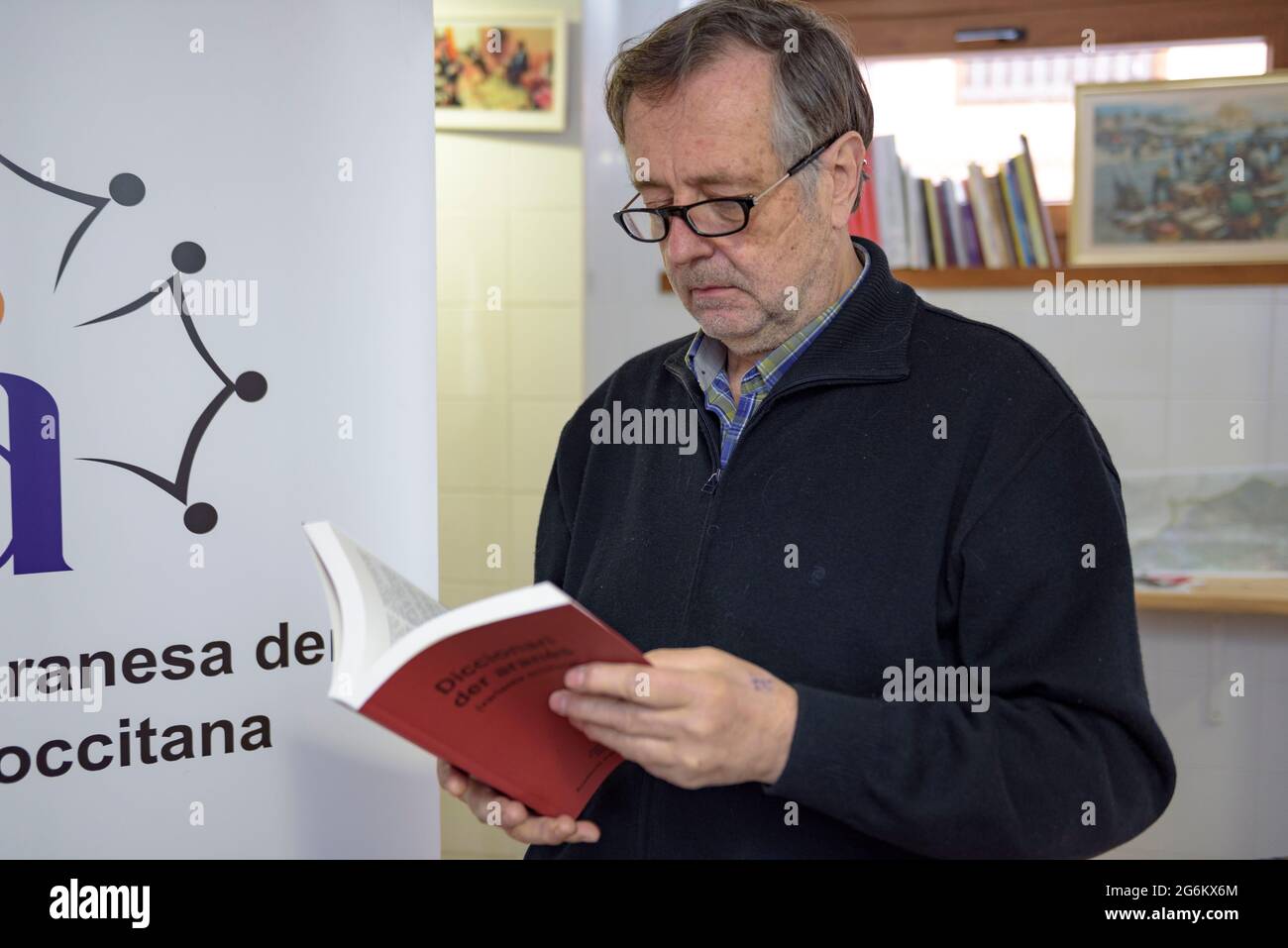 Jusèp Loís Sans Socasau, Präsidentin der Acadèmia Aranesa dera lengua occitana (ehemaliges Institut d'Estudis Aranesi) beim Lesen eines Buches in Aranese (Vielha) Stockfoto