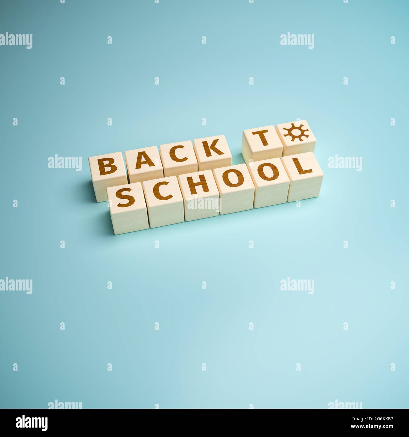 Holzspielzeugblöcke bilden die Worte „Back to School“. Die Schulen werden nach den Sommerferien wieder eröffnet, und das Corona-Virus ist immer noch in der Nähe. Ein O ersetzt b Stockfoto
