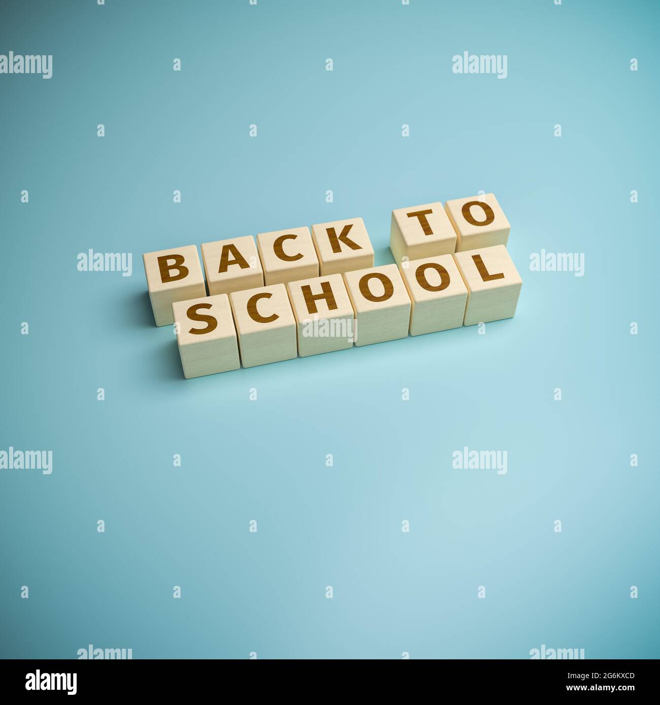 Holzspielzeugblöcke bilden die Worte „Back to School“. Die Schulen werden nach den Sommerferien wieder eröffnet. Stockfoto