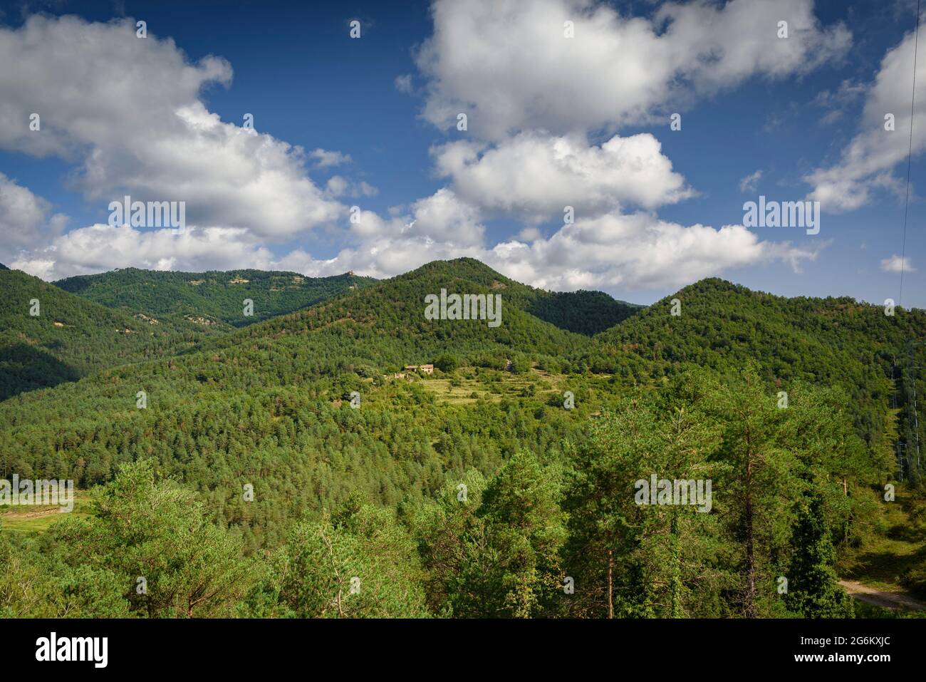 Bergblick zwischen den Dörfern Alpens und Les Llosses mit fotogenen Wolken (Osona, Barcelona, Katalonien, Spanien) Stockfoto