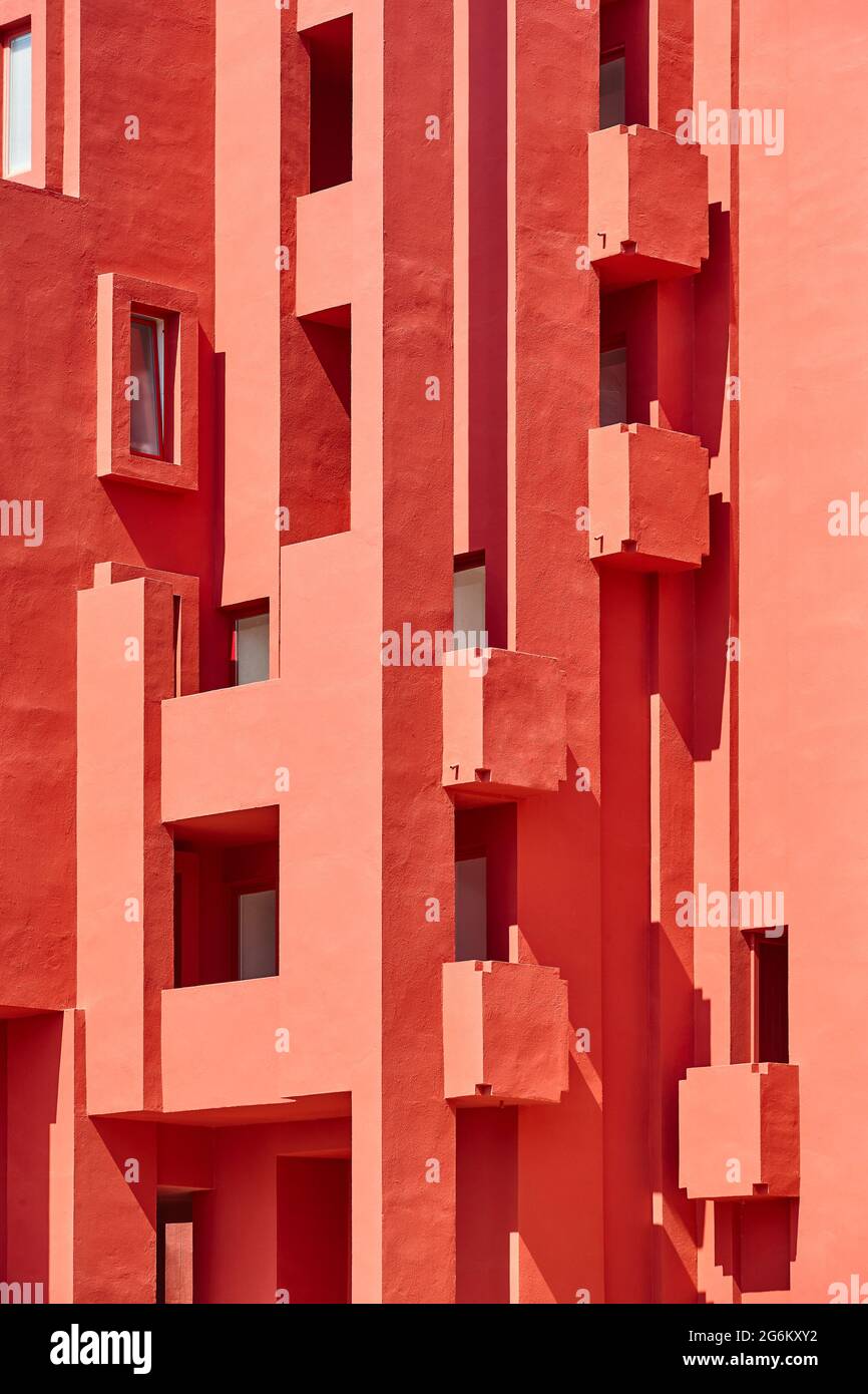 Geometrisches rotes Gebäudedesign. Die rote Mauer, La manzanera. Calpe, Spanien Stockfoto