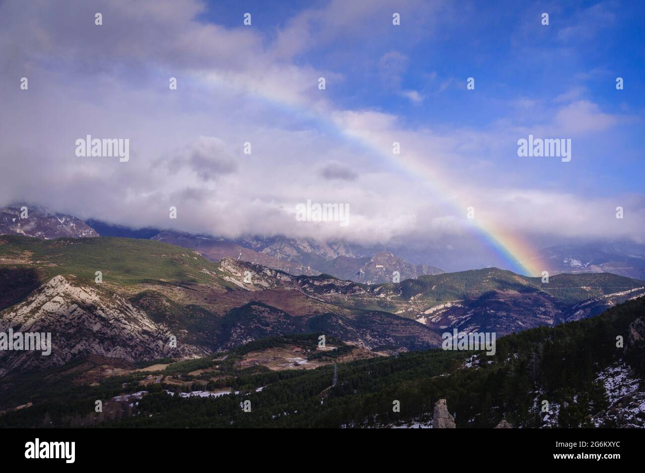 Regenbogen über dem Saldes-Tal (Berguedà, Katalonien, Spanien, Pyrenäen) ESP: Arco Iris sobre el valle de Saldes (Berguedà, Cataluña, España, Pirineos) Stockfoto