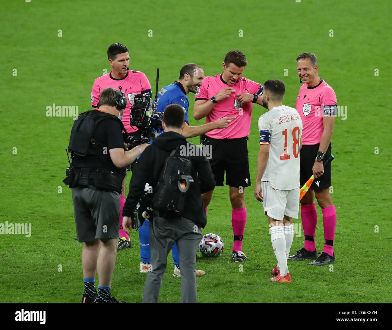 London, England, 6. Juli 2021. Giorgio Chiellini aus Italien mit Jordi Alba aus Spanien während des UEFA-EM-2020-Spiels im Wembley-Stadion in London. Bildnachweis sollte lauten: David Klein / Sportimage Stockfoto
