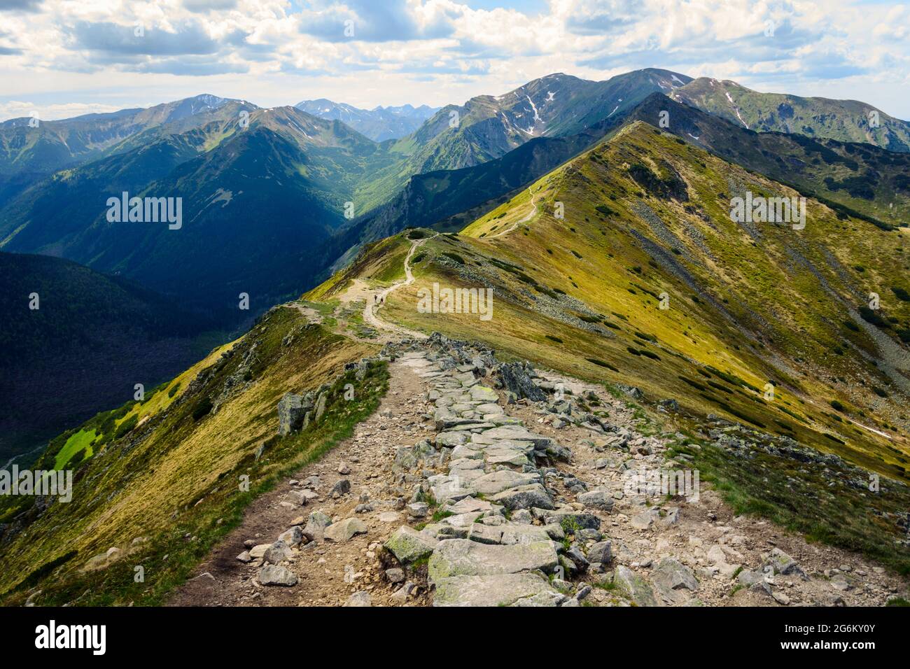 Tatra Nationalpark im Sommer. Auf dem Trail. Panorama der Westlichen Tatra. Stockfoto