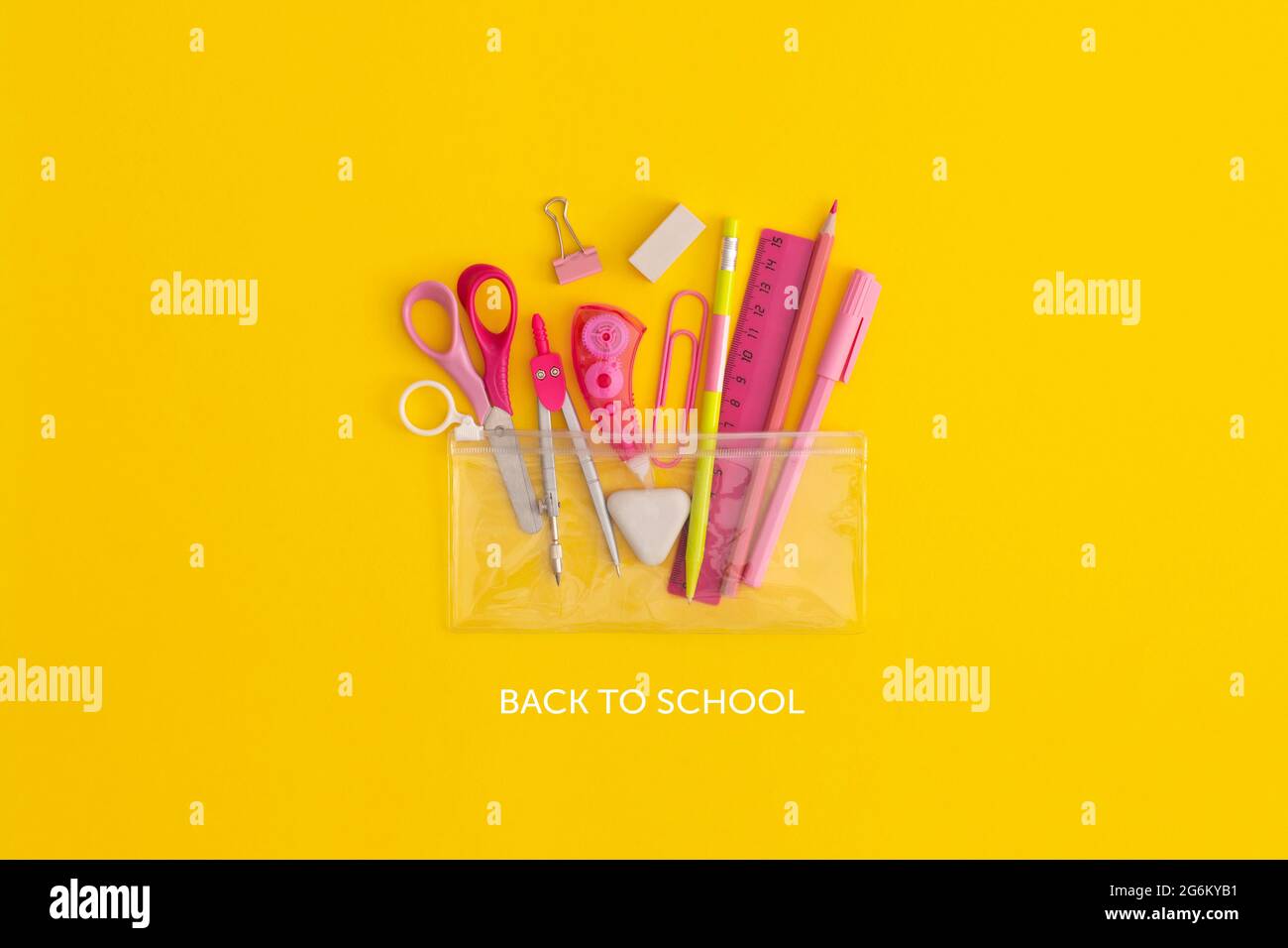 Schulpapier auf gelbem Hintergrund. Draufsicht mit Kopierbereich. Flach liegend. Zurück zum Schulkonzept. Stockfoto