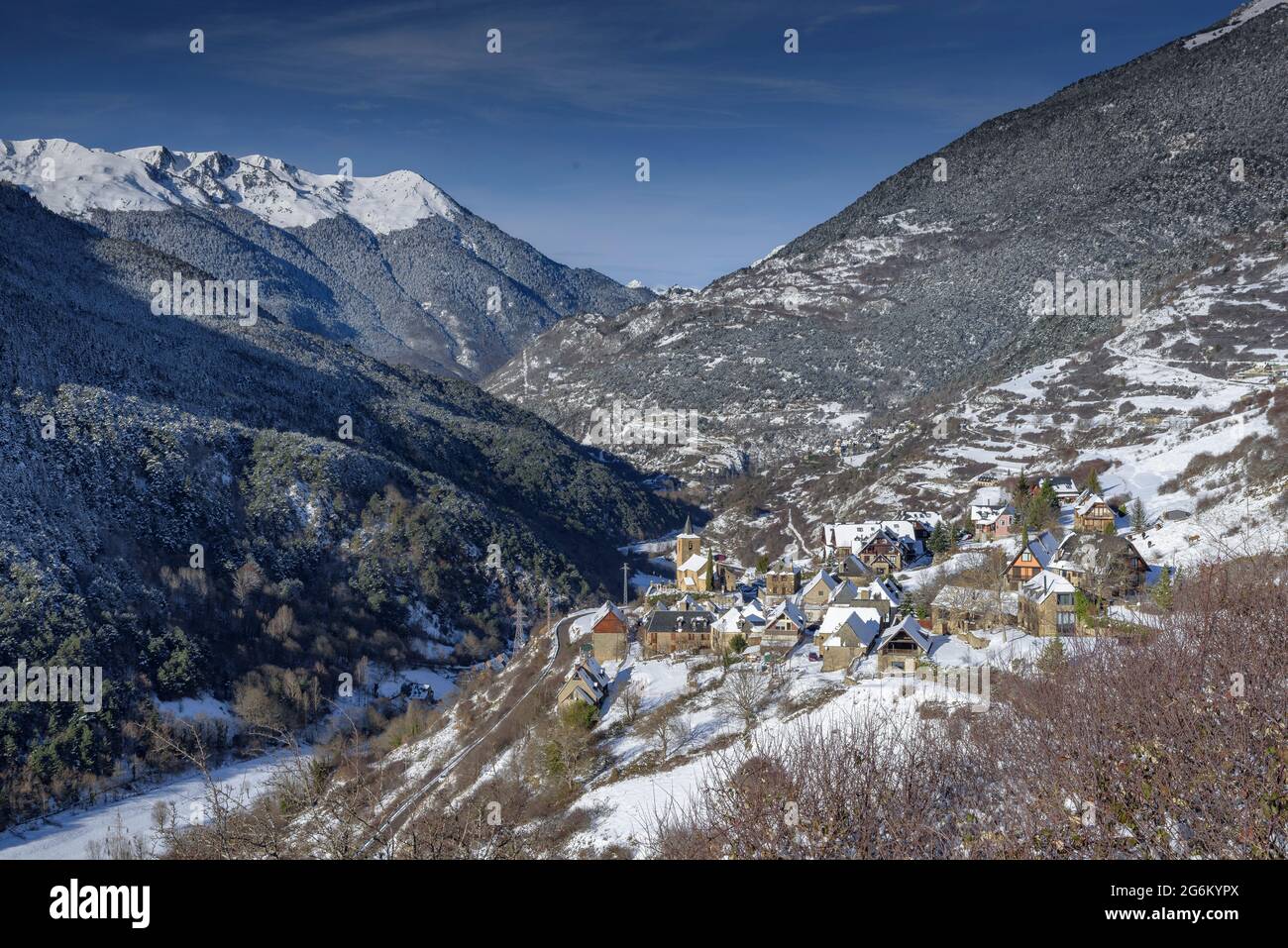 Schneebedecktes Aran-Tal im Winter, vom Dorf Mont. Im Vordergrund, Dorf Betlan (Aran-Tal, Katalonien, Spanien, Pyrenäen) Stockfoto