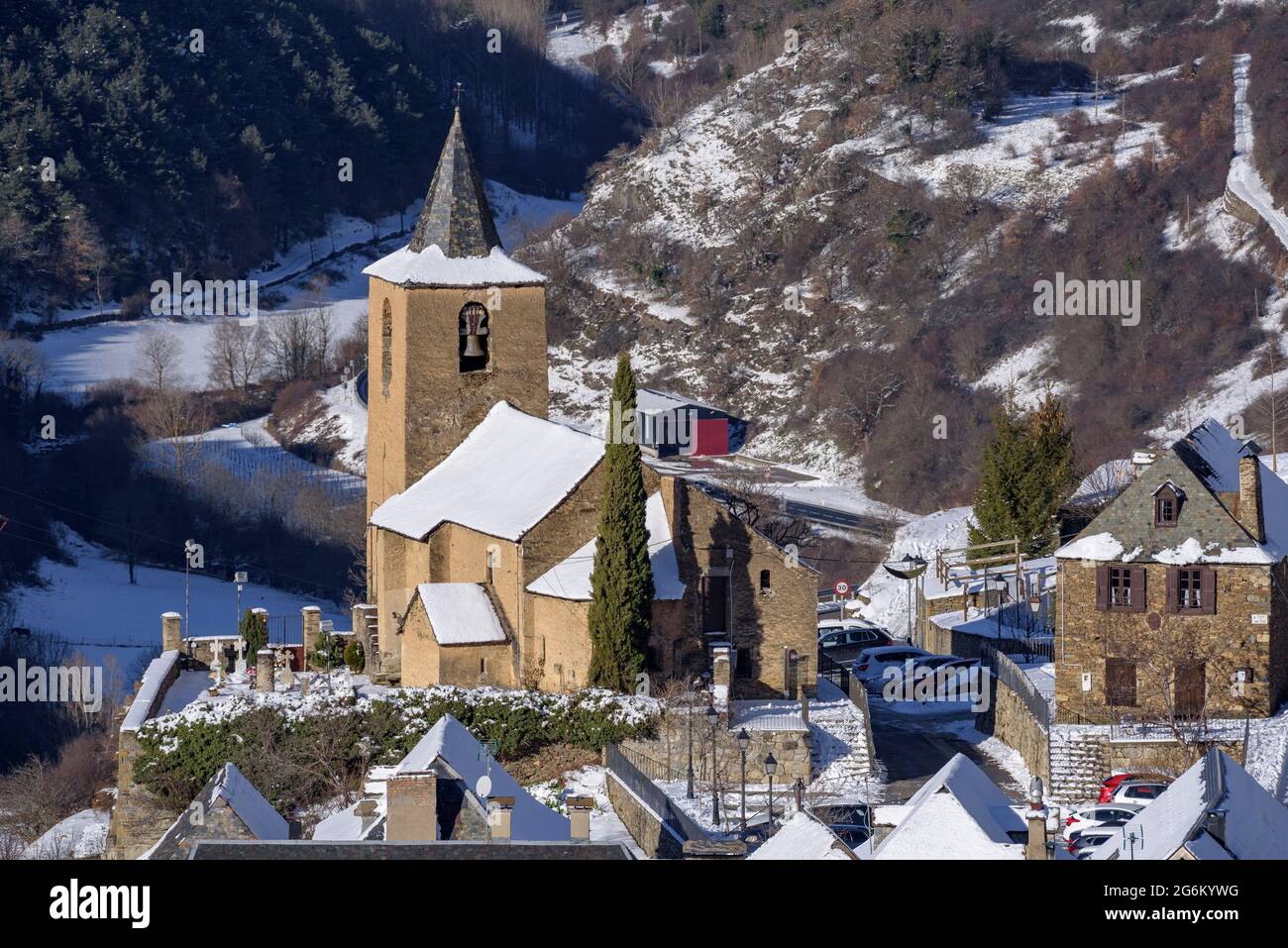 Schneebedecktes Aran-Tal im Winter, vom Dorf Mont. Im Vordergrund, Dorf Betlan (Aran-Tal, Katalonien, Spanien, Pyrenäen) Stockfoto