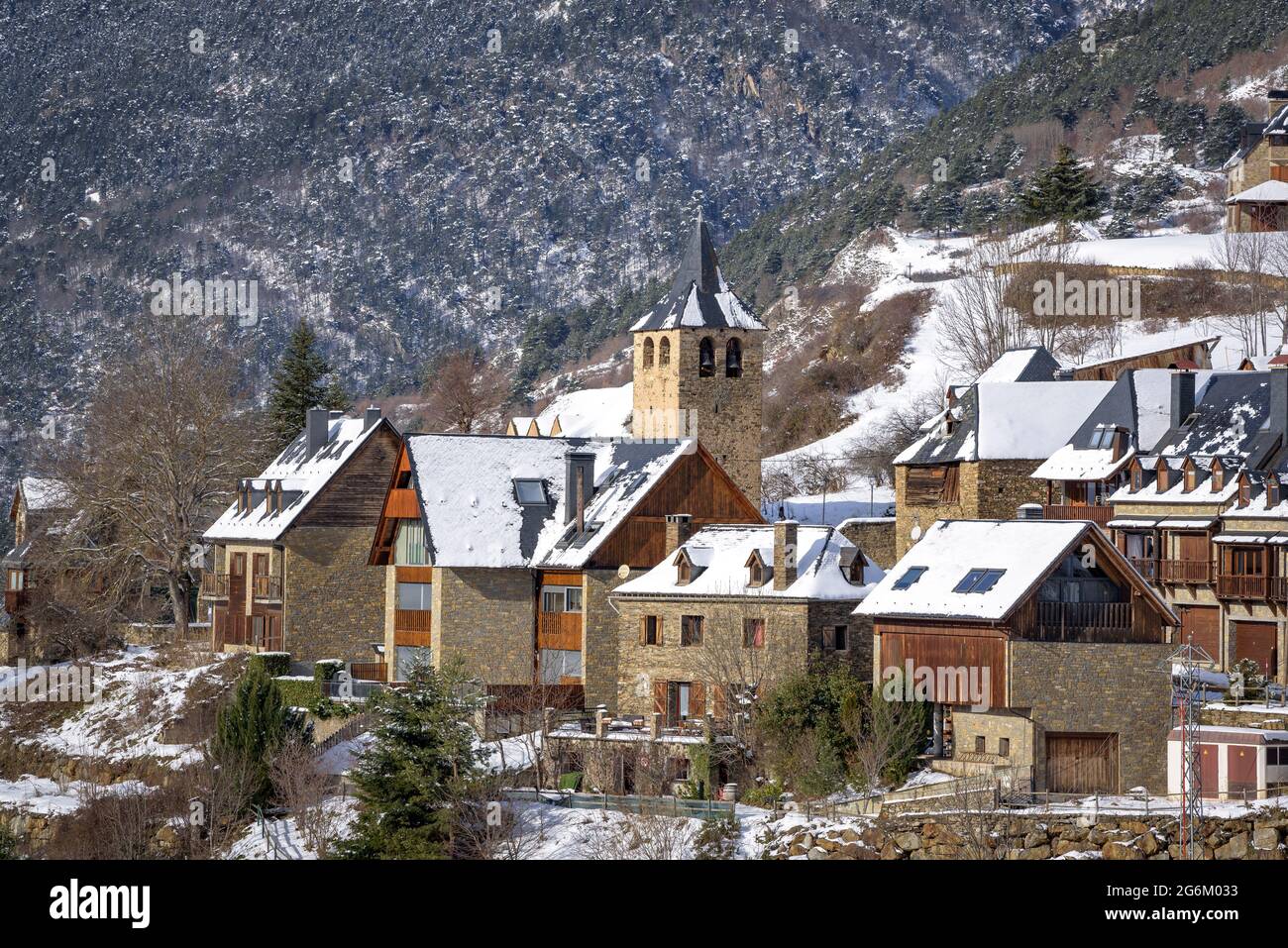 Schneebedecktes Aran-Tal im Winter, vom Dorf Mont. Im Vordergrund gesehen, Dorf Montcorbau (Aran-Tal, Katalonien, Spanien, Pyrenäen) Stockfoto
