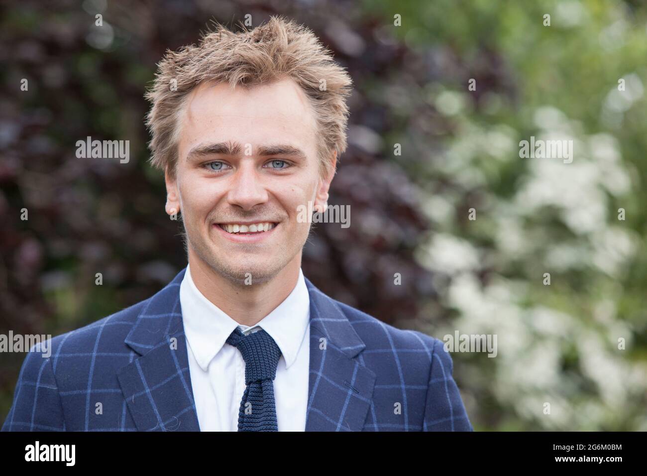 Hamton Court, Surrey, 5. Juli 2021: Jamie Butterworth von Form Plants, Designer des offiziellen RHS-Gartens auf der Hampton Court Palace Garden Show 2021, fotografiert in dem von ihm entworfenen Garten. Der RHS-Garten für eine grünere Zukunft heißt es unter anderem trockenheitsresistente Stauden und zähe Wiesenblumen sowie eine harte Landschaftsgestaltung mit Bach und Pool mit Holzterrasse und bequemen Stühlen. Rachel Royse/Alamy Stockfoto