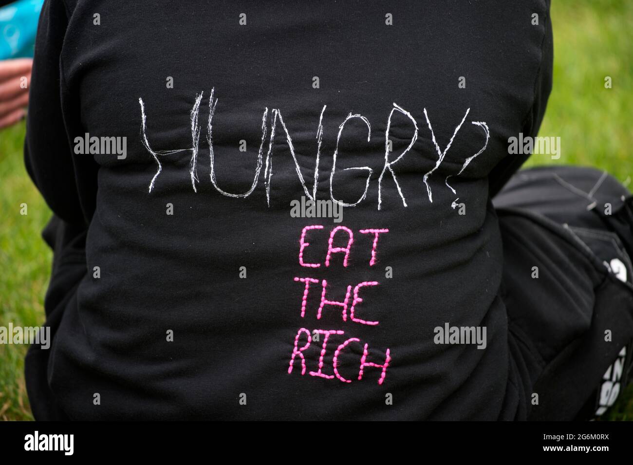 Westminster, London. Tötet die Bill-Kundgebung und Demonstration. Eine Frau trägt ein T-Shirt und sagt: 'Hungrig, esst die Reichen'. Stockfoto