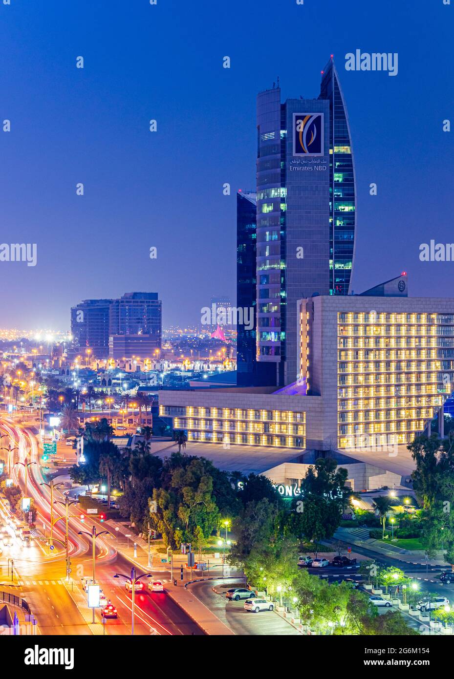 DUBAI, VEREINIGTE ARABISCHE EMIRATE - 01. Sep 2019: Blick auf das Emirates NBD Bank Building neben dem Dubai Creek. Stockfoto