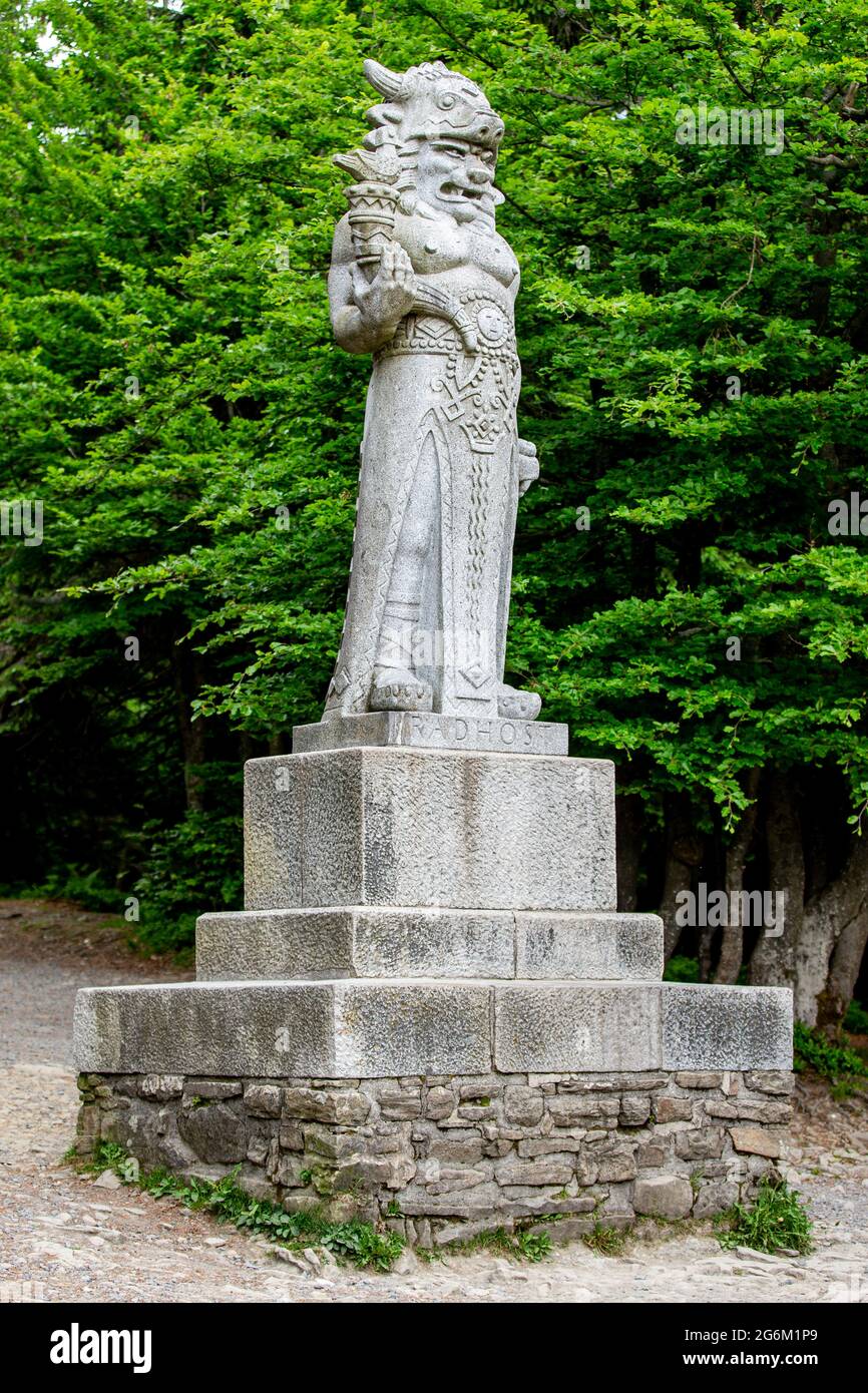 Pustevny, Tschechische Republik. Juni 2021. Die Statue von Radegast, einem alten gott der slawischen Mythologie, ist am 19. Juni 2021 auf dem Radhost-Berg, Mährisch-Schlesische Beskiden, Tschechische Republik, zu sehen. Kredit: Vladimir Prycek/CTK Foto/Alamy Live Nachrichten Stockfoto