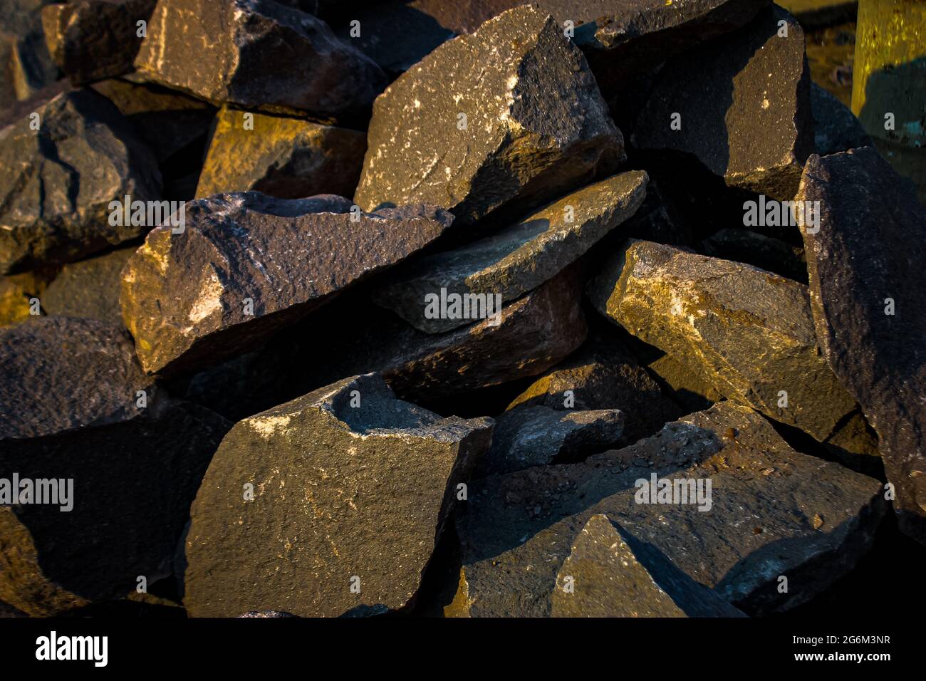 Splitstein war früher das Grundmaterial für das Bauen von Fundamenten Stockfoto