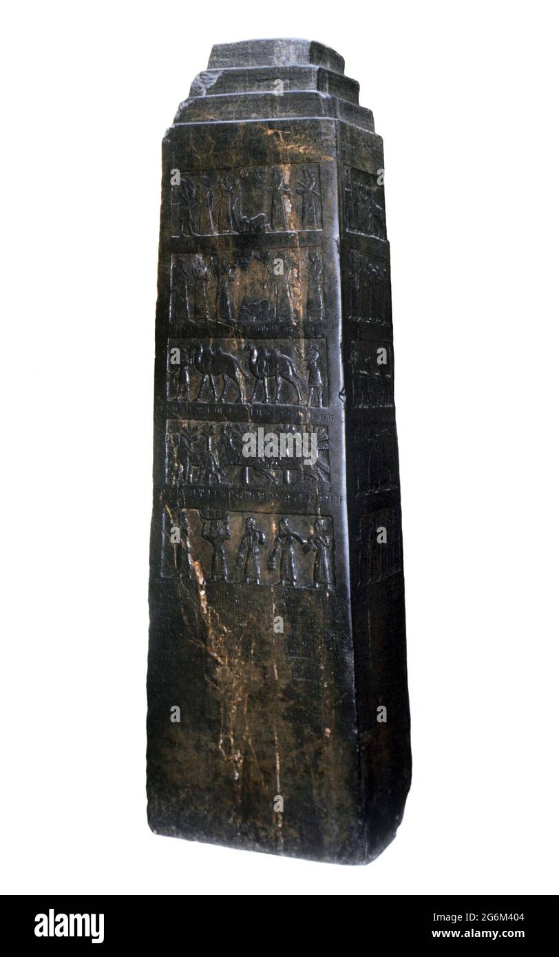 Assyrische Kultur. Schwarzer Obelisk von Shalmaneser III. Kalkstein, c. 825 V. CHR. Von Nimrud. British Museum. London, England, Vereinigtes Königreich. Stockfoto