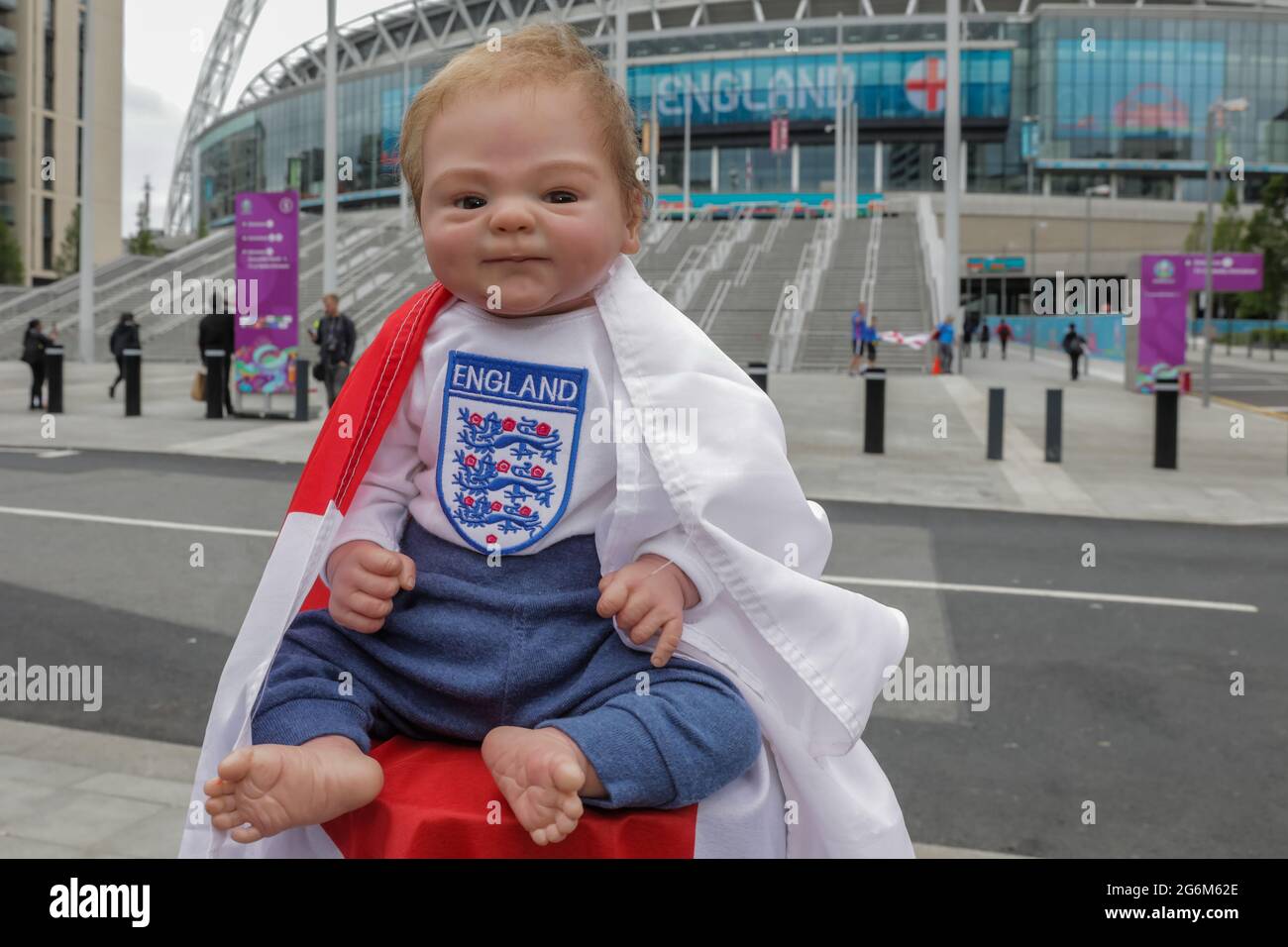 Wembley Stadium, Wembley Park, Großbritannien. Juli 2021. Das wiedergeborene Baby, A.J, trägt drei Löwen auf seinem Einteiler und posiert auf dem Olympic Way, Stunden bevor 60,000 Fans zum Wembley Park hinabsteigen werden, um England beim Halbfinalspiel der UEFA EURO 2020 im Wembley-Stadion bei Dänemark zu beobachten. Amanda Rose/Alamy Live News Stockfoto