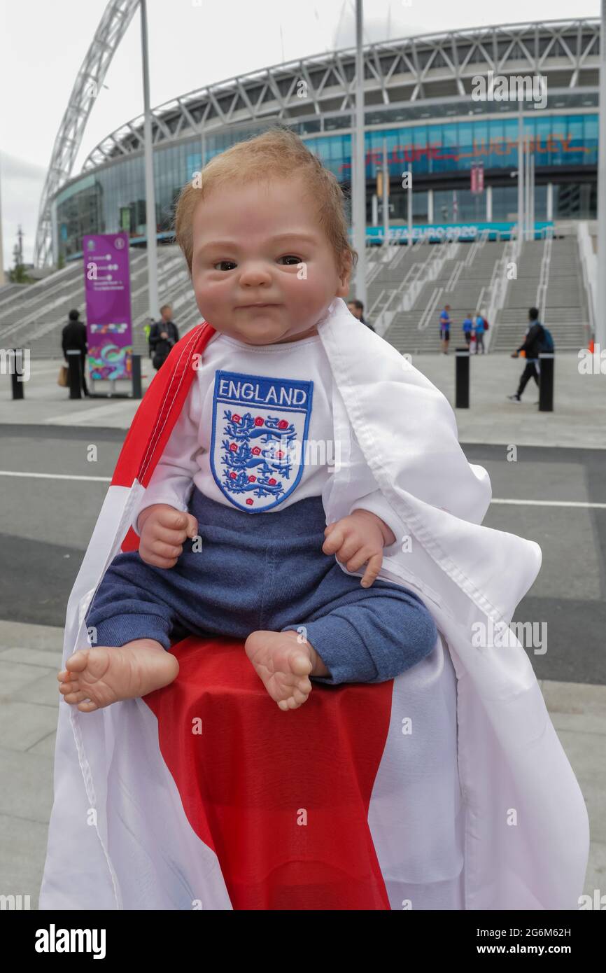Wembley Stadium, Wembley Park, Großbritannien. Juli 2021. Das wiedergeborene Baby, A.J, trägt drei Löwen auf seinem Einteiler und posiert auf dem Olympic Way, Stunden bevor 60,000 Fans zum Wembley Park hinabsteigen werden, um England beim Halbfinalspiel der UEFA EURO 2020 im Wembley-Stadion bei Dänemark zu beobachten. Amanda Rose/Alamy Live News Stockfoto