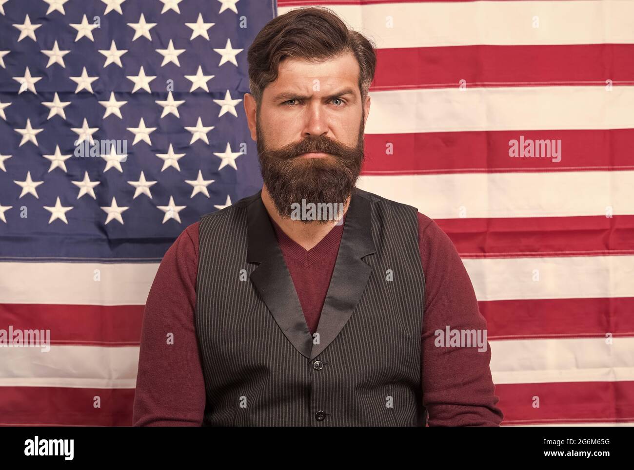 Er ist echter Patriot. Seriöser amerikanischer Bürger bei der Wahl. Feier des Sieges. Bärtiger Hipster-Mann, der für die usa patriotisch ist. amerikanische Bildung Stockfoto
