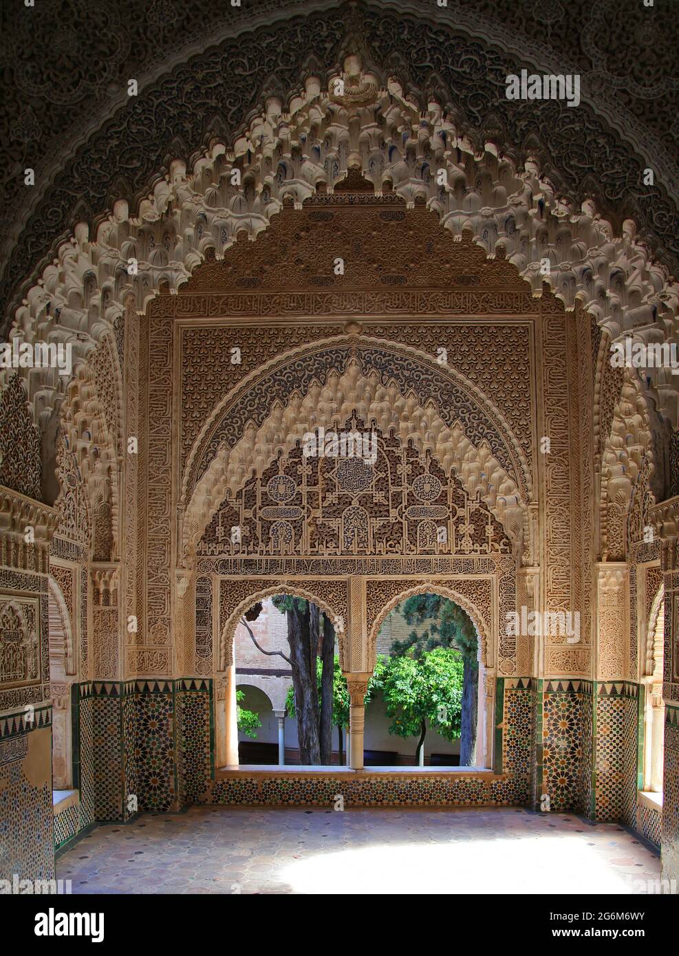 Alhambra Granada Spanien.die Halle der Ajimeces, (Sala de los Ajimeces) zwei Balkone mit zwei Einzelbetten an der Nordwand mit Blick auf den Garten.der Palast der Naziaren / die Palacios Naziaries.Alhambra in Granada Andalusien Spanien Arabesque maurische Architektur Stockfoto