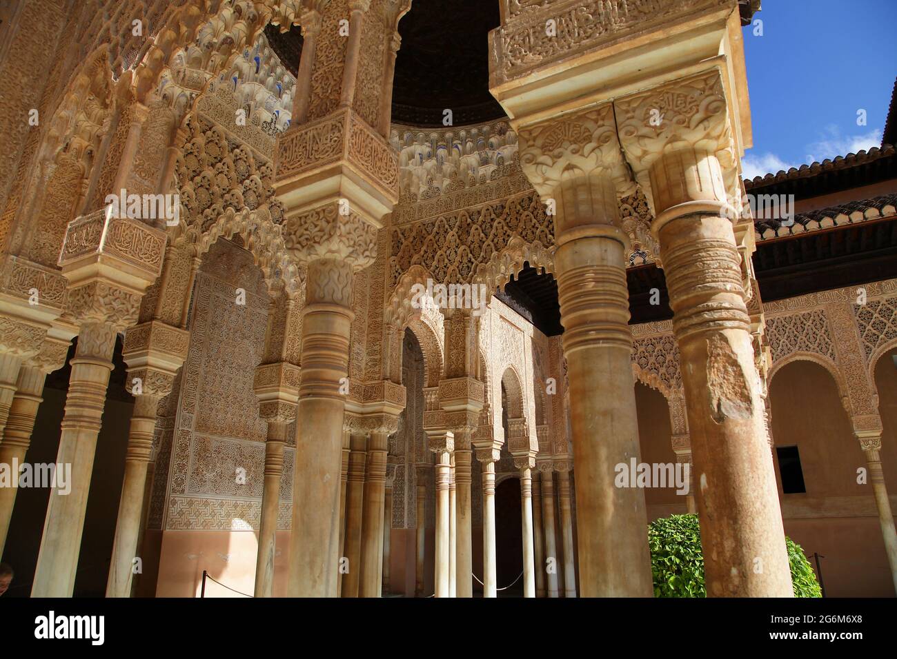 Der Patio der Löwen (Patio de los Leones) Der berühmteste Ort der Alhambra in Granada Spanien.auf dem Hügel al-Sabika, am Ufer des Flusses Darro.erbaut als Festung im Jahre 889 n. Chr., dann weitgehend ignoriert.umgebaut Mitte des 13. Jahrhunderts von arabischen Nasriden-Emir Mohammed ben Al-Ahmar der Emirat von Granada,nach der christlichen Reconquista im Jahr 1492 wurde der Ort zum Königlichen Hof von Ferdinand und Isabella Stockfoto