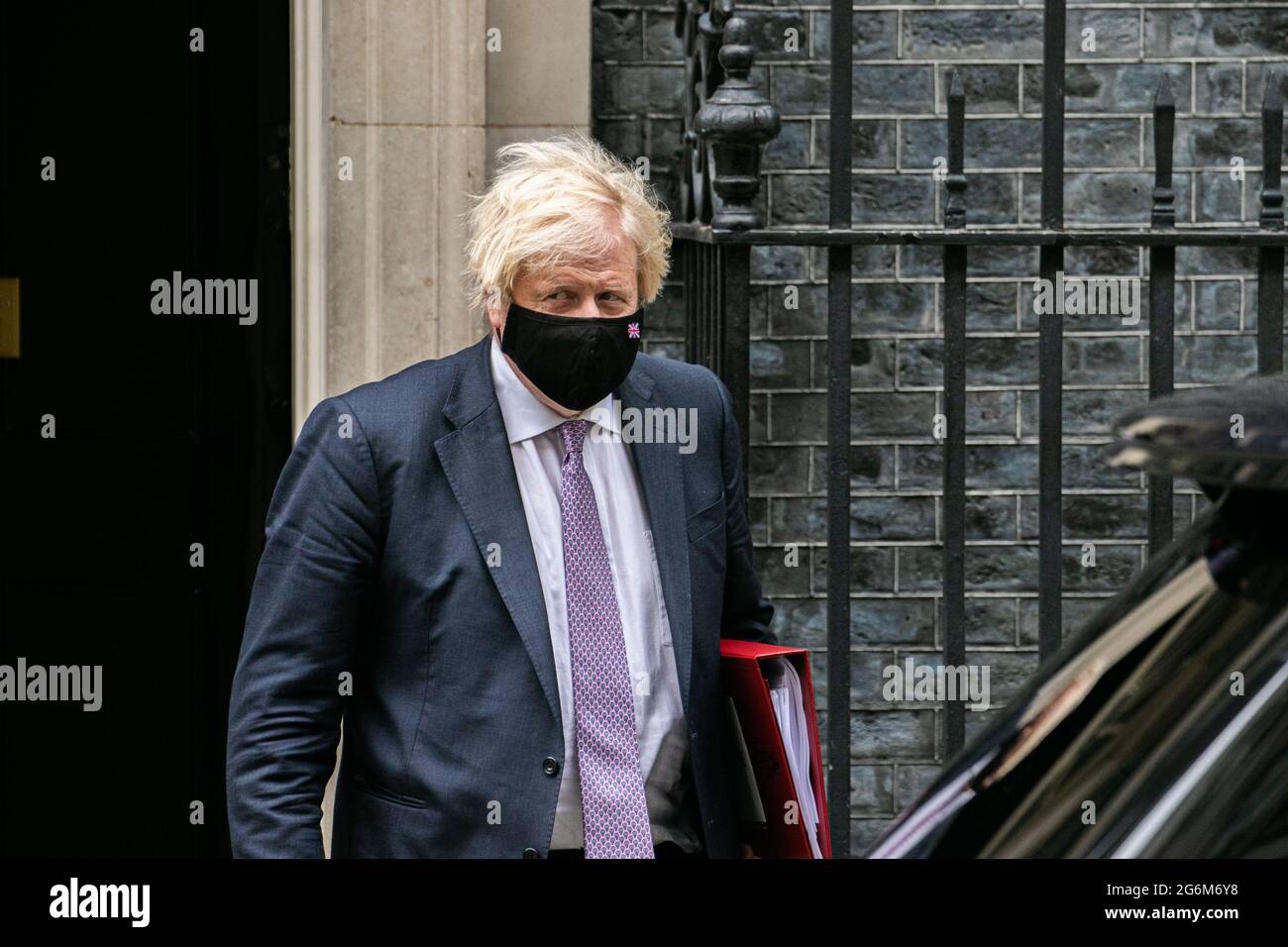 WESTMINSTER LONDON 7. Juli 2021. Premierminister Boris Johnson mit Gesichtsbemalung verlässt die Downing Street 10, um an den wöchentlichen FRAGESTUNDE DER PREMIERMINISTER im Unterhaus teilzunehmen. Premierminister Boris Jonson hatte ab dem 19. Juli Änderungen an den Regeln für das Tragen von Masken angekündigt, da die Zwangsbeschränkungen weiter gelockert werden. Credit amer Ghazzal/Alamy Live News Stockfoto