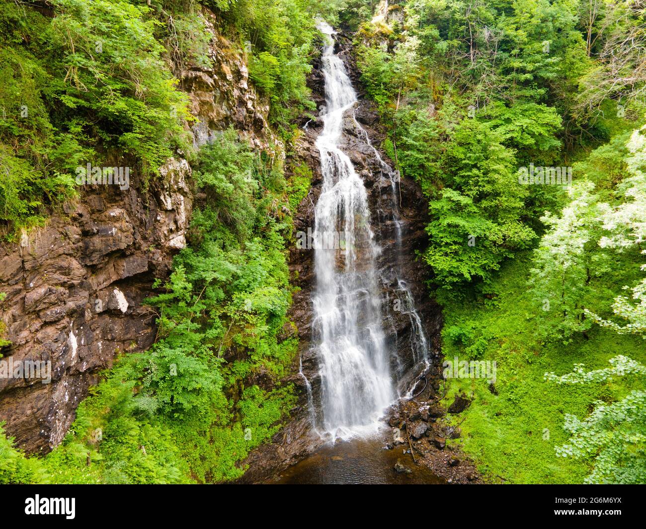 Die Fälle von Dhivach sind ganz in der Nähe unseres Hauses und sind der meistbesuchte Ort in Glen Coiltie. Leider wachsen die Bäume und Sträucher aus der si Stockfoto