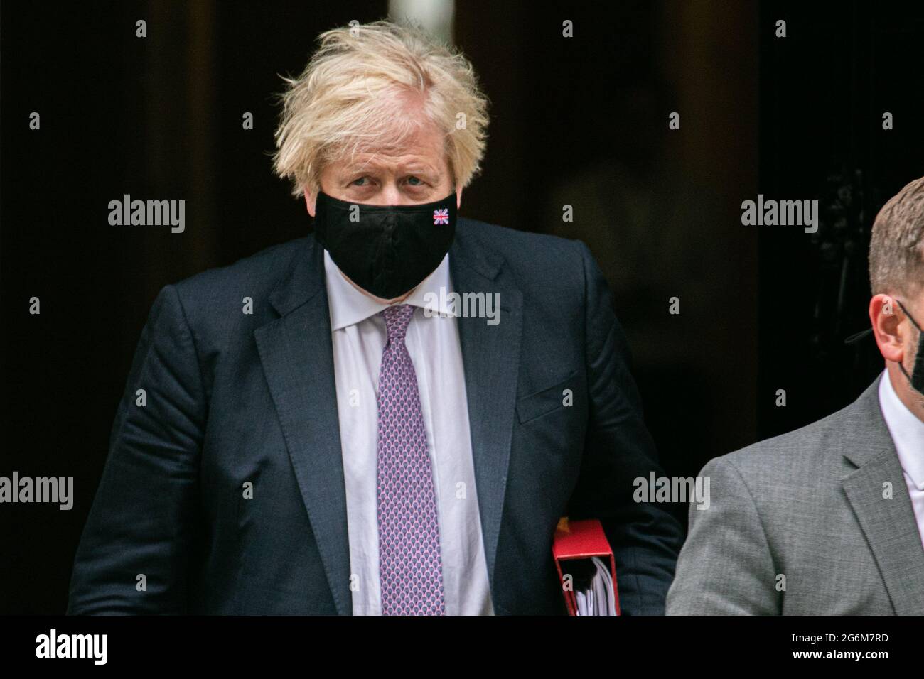 WESTMINSTER LONDON 7. Juli 2021. Premierminister Boris Johnson mit Gesichtsbemalung verlässt die Downing Street 10, um an den wöchentlichen FRAGESTUNDE DER PREMIERMINISTER im Unterhaus teilzunehmen. Premierminister Boris Jonson hatte ab dem 19. Juli Änderungen an den Regeln für das Tragen von Masken angekündigt, da die Zwangsbeschränkungen weiter gelockert werden. Credit amer Ghazzal/Alamy Live News Stockfoto