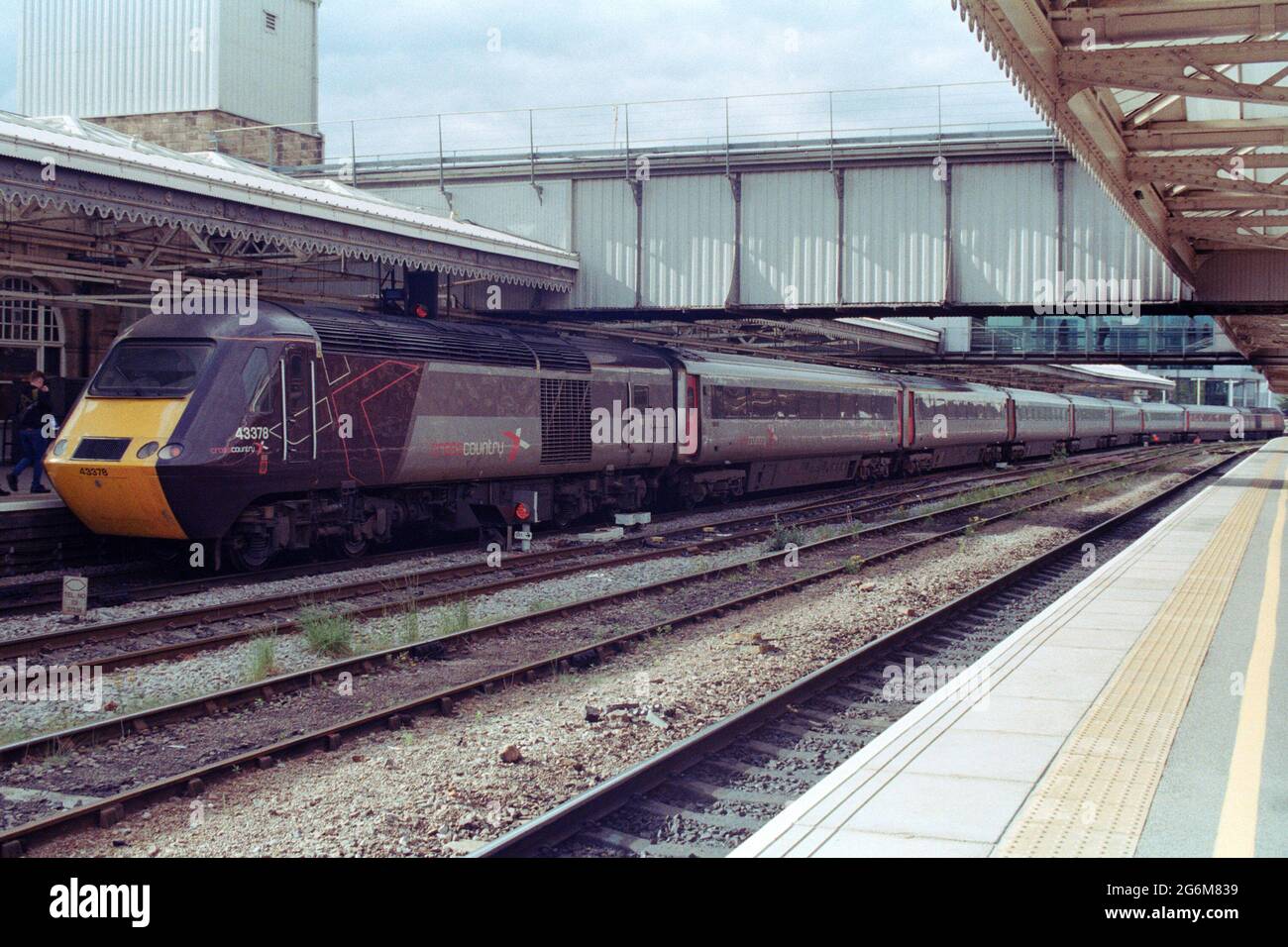 Sheffield, Großbritannien - 22. Mai 2021: Ein HST-Betrieb (High Speed Train) im Crosscountry am Bahnhof Sheffield. Stockfoto