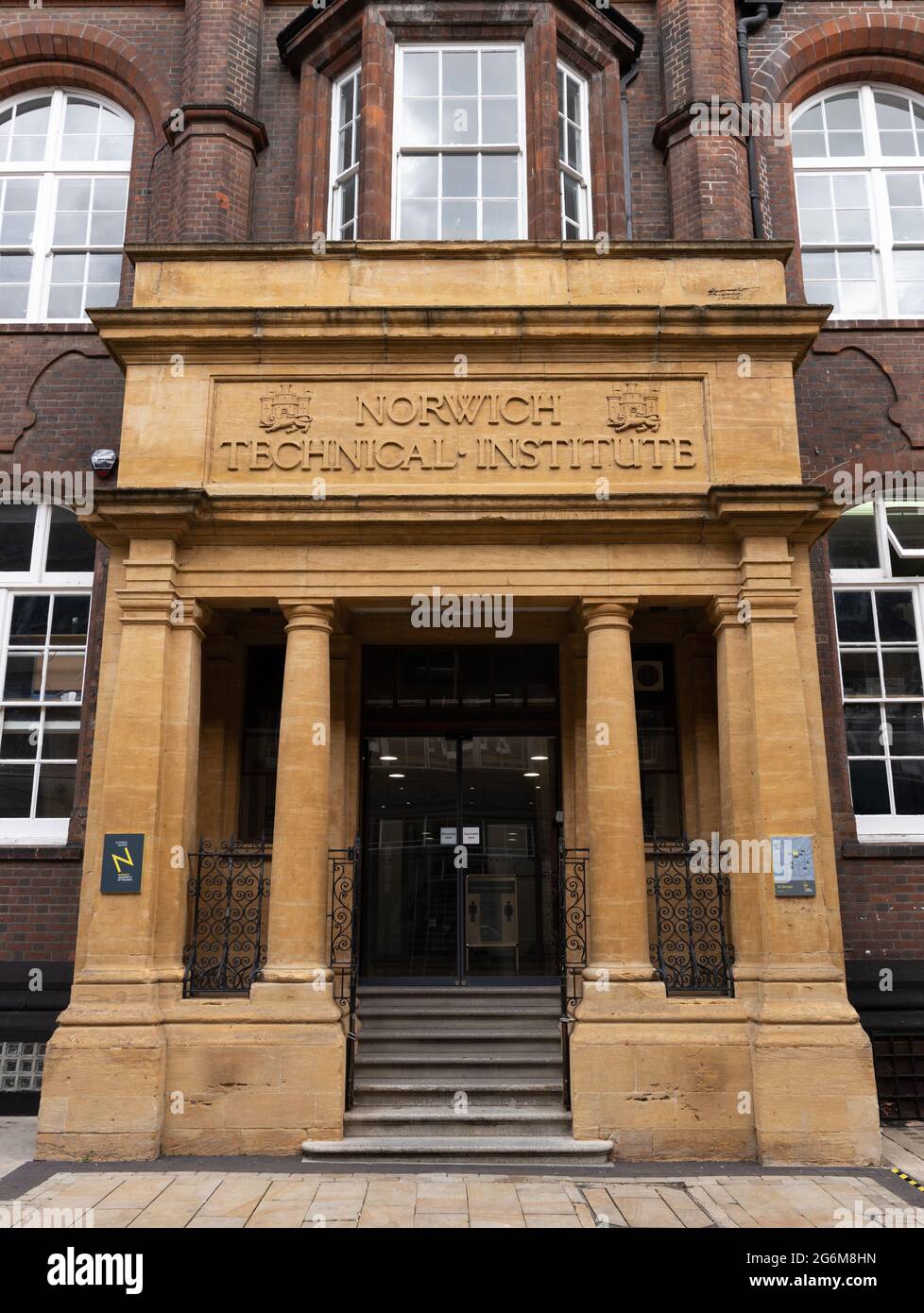 Das gelbe Schild des Norwich Technical Institute befindet sich über dem Eingang des St. Georges-Gebäudes, das Teil der Norwich University of Arts ist Stockfoto