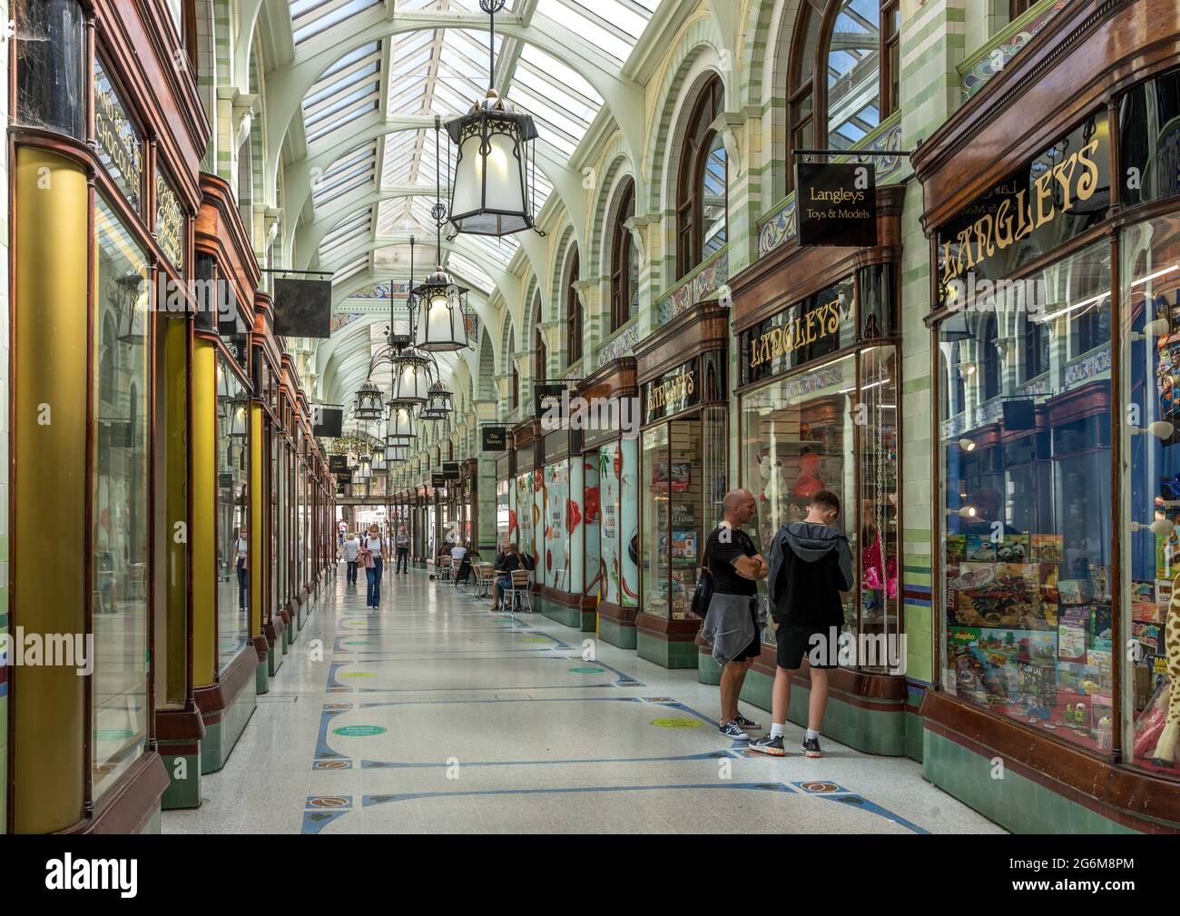 Das helle und luftige Glas- und Holzgewölbedach der Royal Arcade Einkaufspassage Norwich Norfolk England Stockfoto