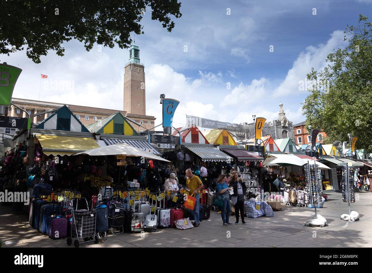 Marktstand und Einkäufer auf dem Markt im Stadtzentrum von Norwich East Anglia, England Stockfoto