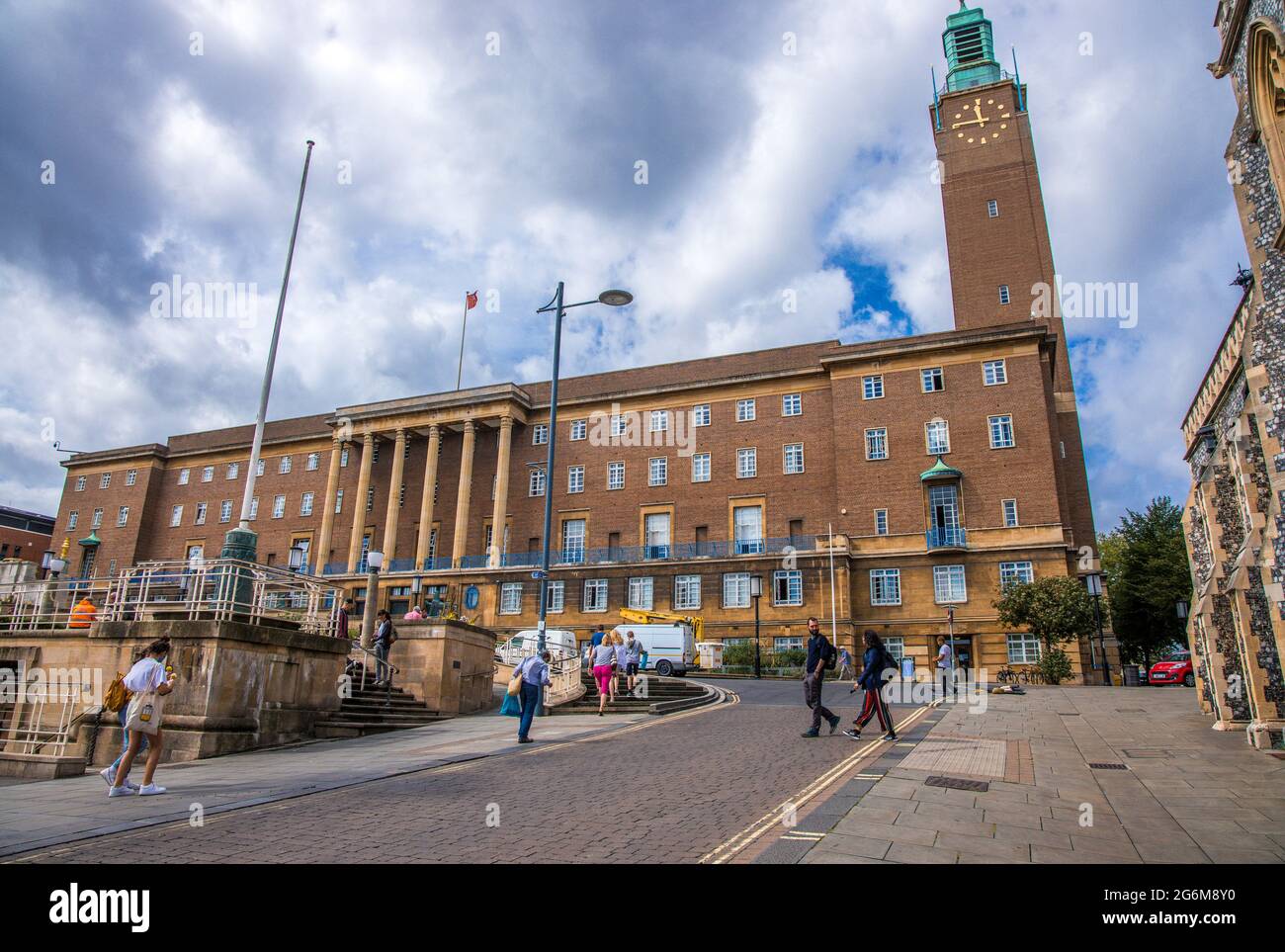 Straßenansicht von Norwich's Guildhall England Stockfoto