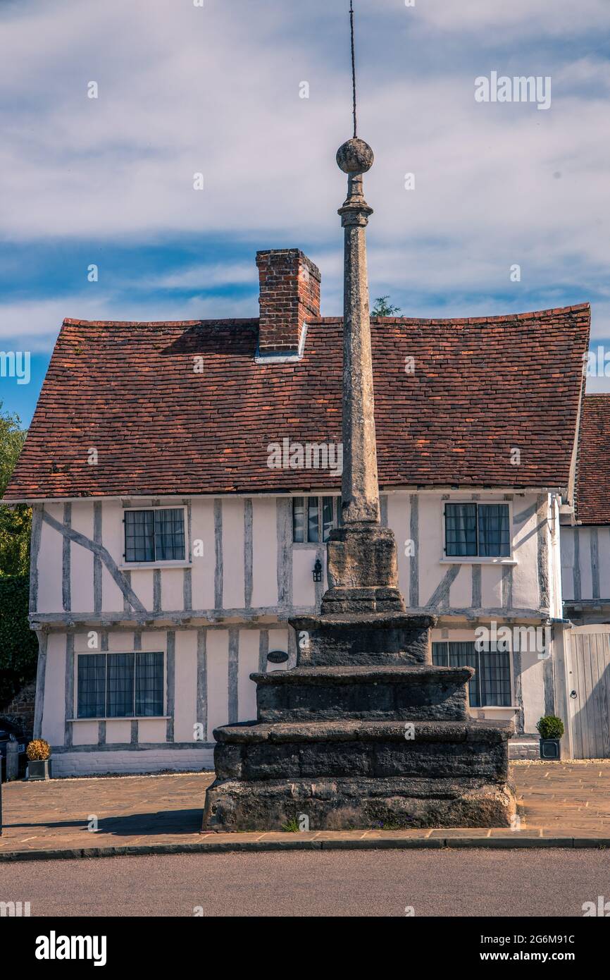 Ein altes Marktkreuz in der Market Lane Lavenham Suffolk England das Kreuz wurde 1505 nach dem Willen von William Jacobs errichtet Stockfoto