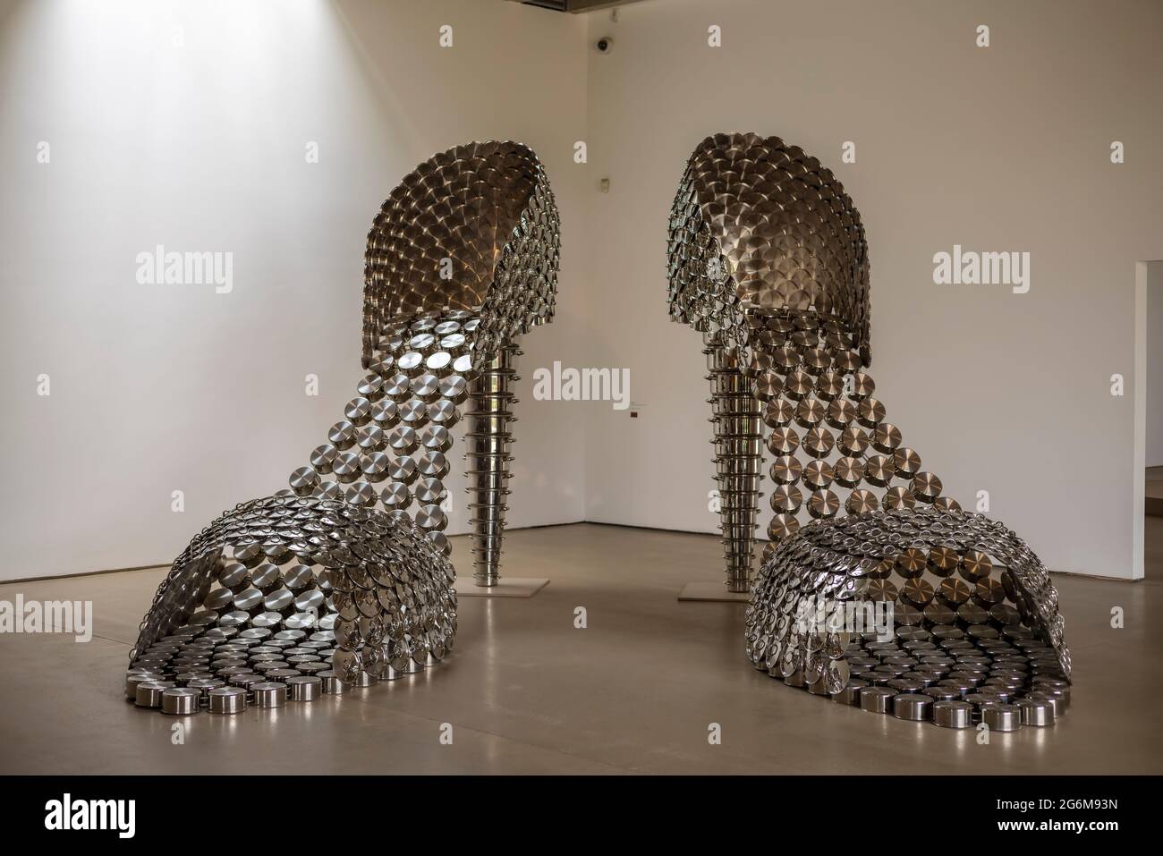 Yorkshire Sculpture Park in der Nähe von Wakefield mit Galerie-Ausstellung von markanten Arbeiten von Joana Vasconcelos Marylin 2011 Edelstahl-Kochtöpfen. Stockfoto