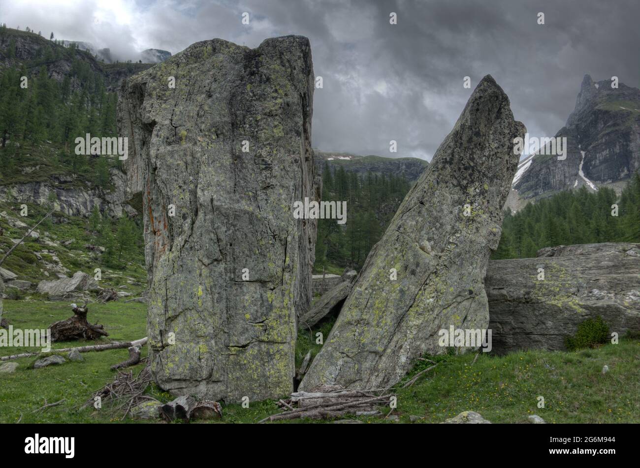 Felsbrocken durch Naturgewalten in zwei Teile gespalten Stockfoto