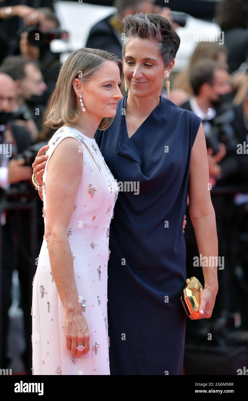 Cannes, Frankreich. Juli 2021. Jodie Foster (l.) und Alexandra Hedison  nehmen an der Eröffnungszeremonie und der Premiere des Eröffnungsfilms  „Annette“ während der 74. Jährlichen Filmfestspiele von Cannes im Palais  des Festivals Teil.