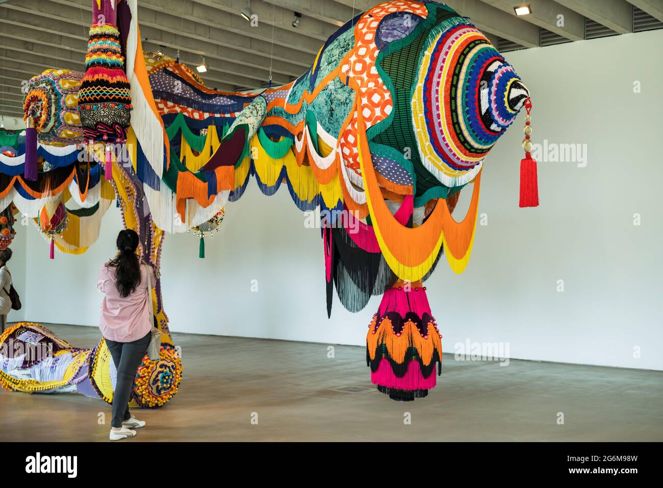 Yorkshire Sculpture Park in der Nähe von Wakefield mit einer Galerie mit beeindruckenden Arbeiten von Joana Vasconcelos Valkyrie Marina Rinaldi, 2014. Stockfoto