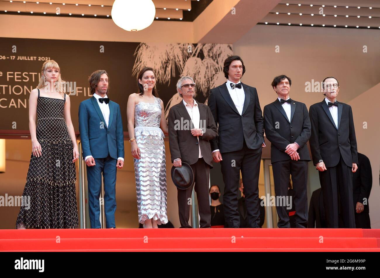 Cannes, Frankreich. Juli 2021. Sängerin Angele (l-r), Simon Helberg, Marion Cotillard, Regisseur Leos Carax, Adam Driver, Russell Mael und Ron Mael nehmen an der Eröffnungszeremonie und der Premiere des Eröffnungsfilms „Annette“ während des 74. Jährlichen Filmfestivals in Cannes im Palais des Festivals Teil. Quelle: Stefanie Rex/dpa-Zentralbild/dpa/Alamy Live News Stockfoto