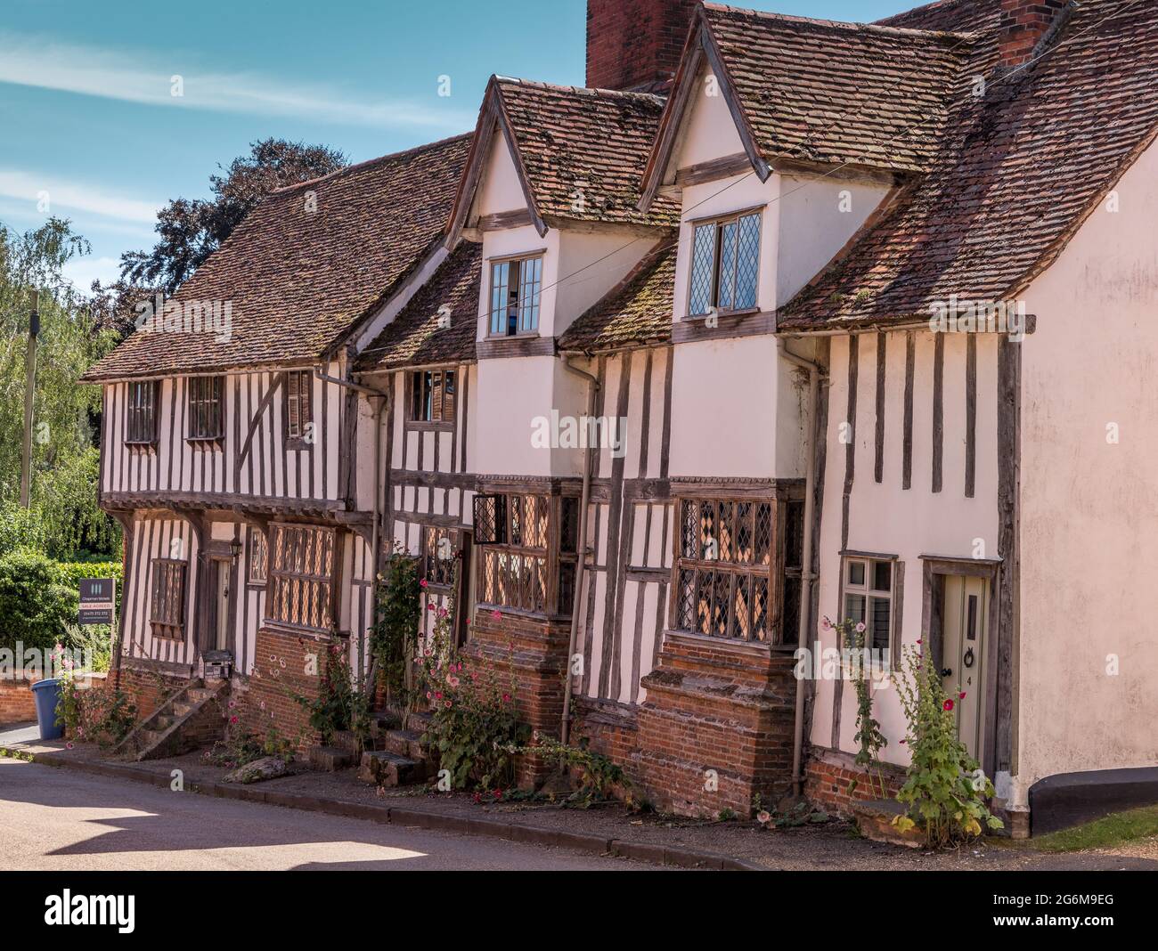 Reihe von Fachwerkhäusern an der Street Kersey in Suffolk, einem typisch englischen Dorf mit Postkarten Stockfoto