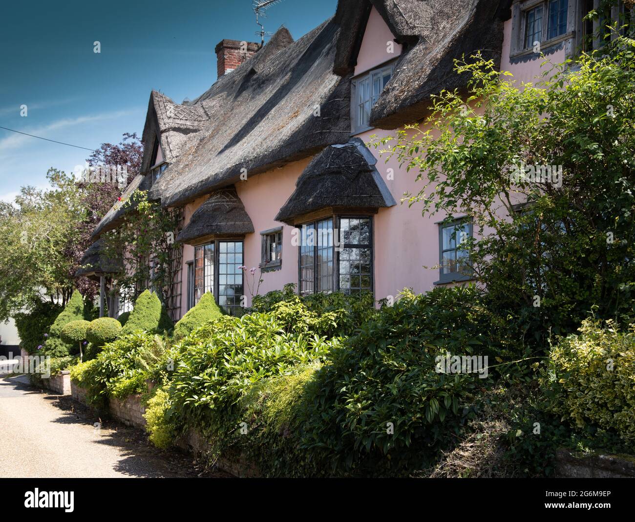 Die typischen strohgedeckten Cottages in Kersey Suffolk, England Stockfoto